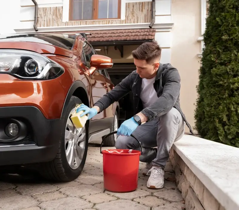 Lavage auto à domicile Armentières-en-Brie : professionnel intervenant sur un véhicule